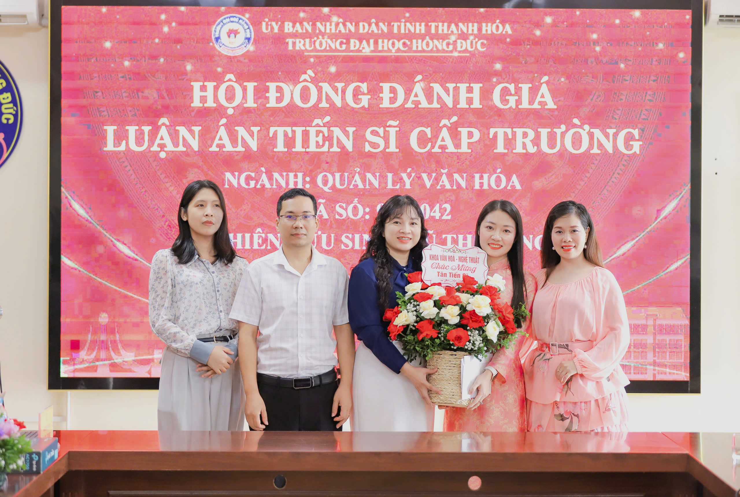 Nghiên cứu sinh Vũ Thị Dung – Nghiên cứu sinh đầu tiên của ngành Quản lý văn hóa, Khoa Văn hóa – Nghệ thuật bảo vệ thành công luận án tiến sĩ
